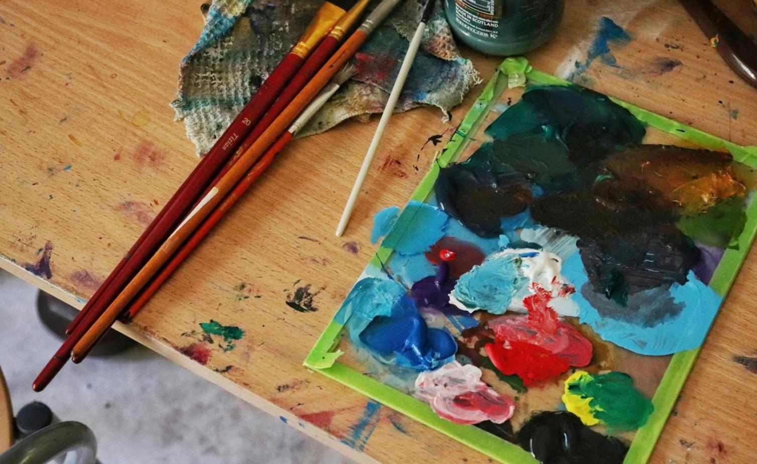 Atelier de création artistique montrant des dessins de personnages fantastiques